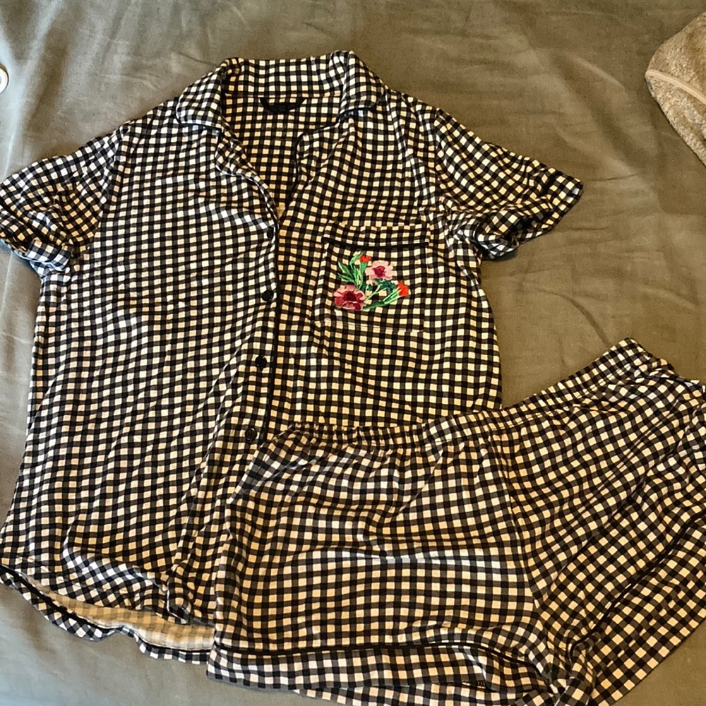 Kate Spade black & white checkered pajama set with floral decal